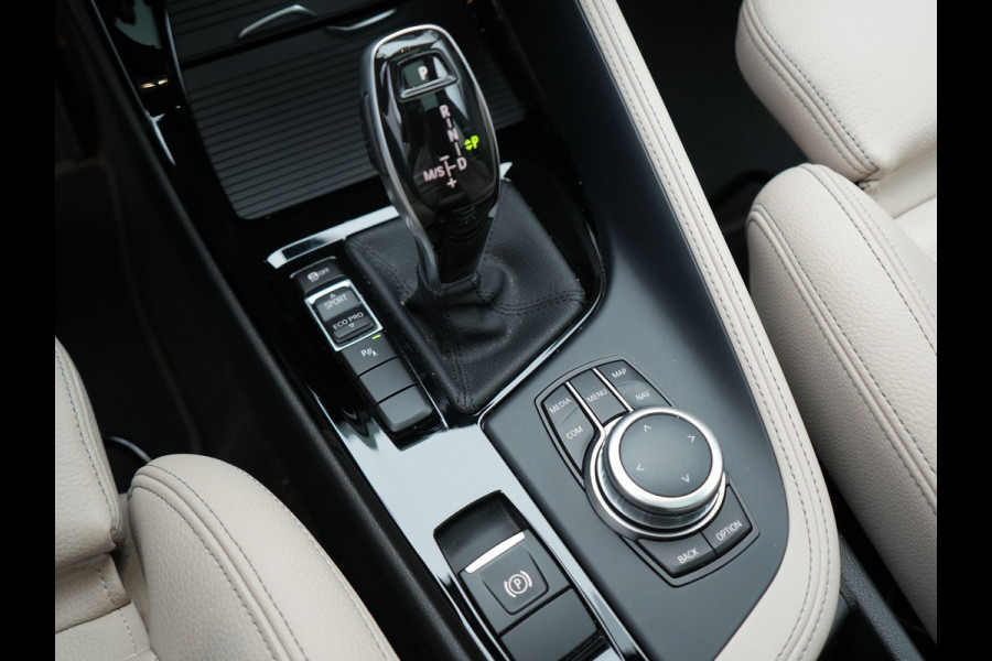 BMW X1 sDrive20i Sportline Automaat 192pk | Trekhaak Afneembaar | Panodak | Head Up | Lederen Sportstoelen Verwarmd | Navigatie | Camera | Sfeerverlichting | Virtual  | DAB |