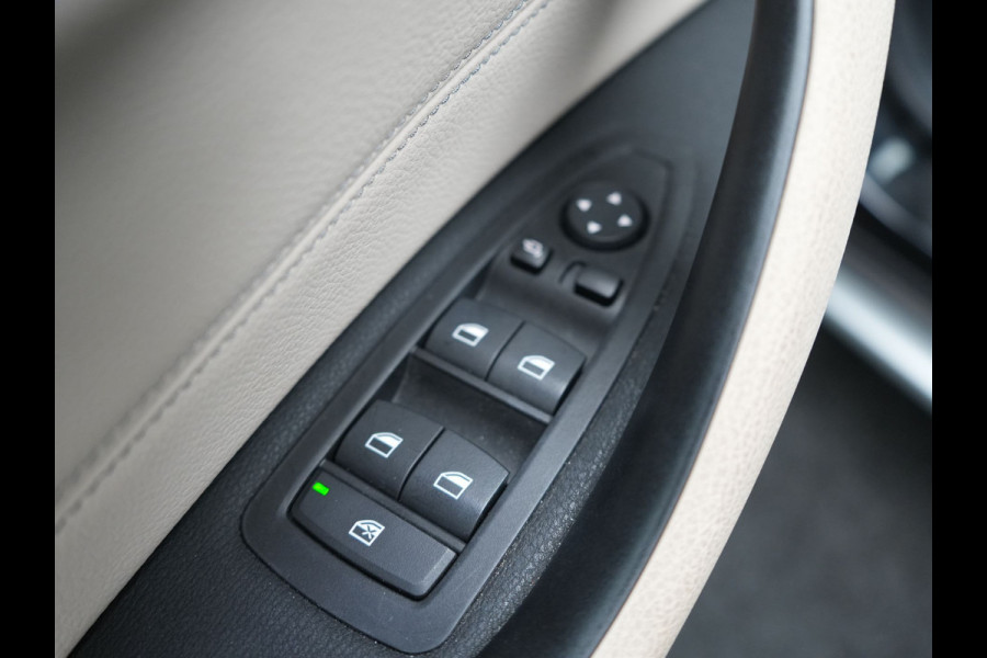 BMW X1 sDrive20i Sportline Automaat 192pk | Trekhaak Afneembaar | Panodak | Head Up | Lederen Sportstoelen Verwarmd | Navigatie | Camera | Sfeerverlichting | Virtual  | DAB |