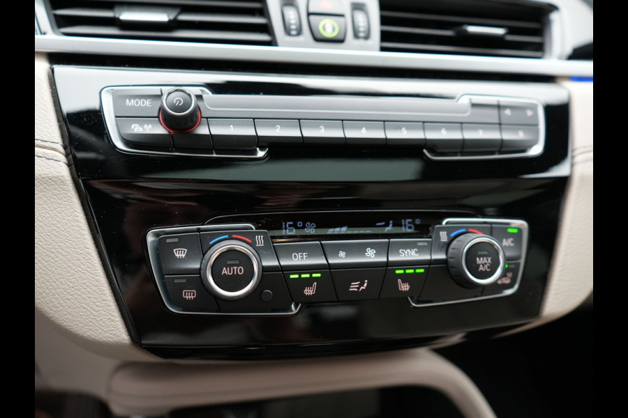BMW X1 sDrive20i Sportline Automaat 192pk | Trekhaak Afneembaar | Panodak | Head Up | Lederen Sportstoelen Verwarmd | Navigatie | Camera | Sfeerverlichting | Virtual  | DAB |
