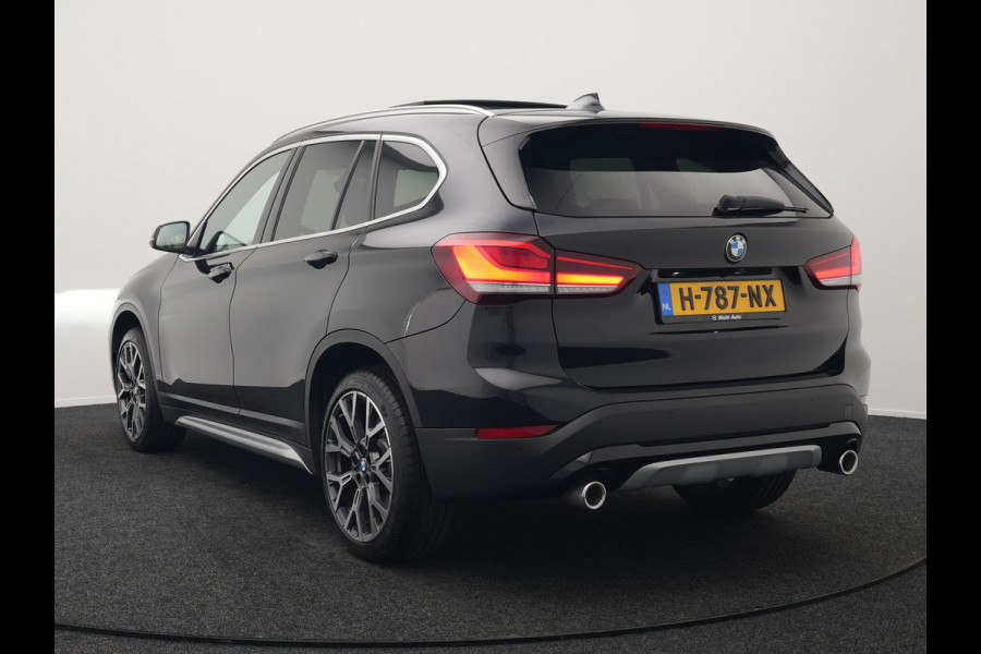 BMW X1 sDrive20i Sportline Automaat 192pk | Trekhaak Afneembaar | Panodak | Head Up | Lederen Sportstoelen Verwarmd | Navigatie | Camera | Sfeerverlichting | Virtual  | DAB |