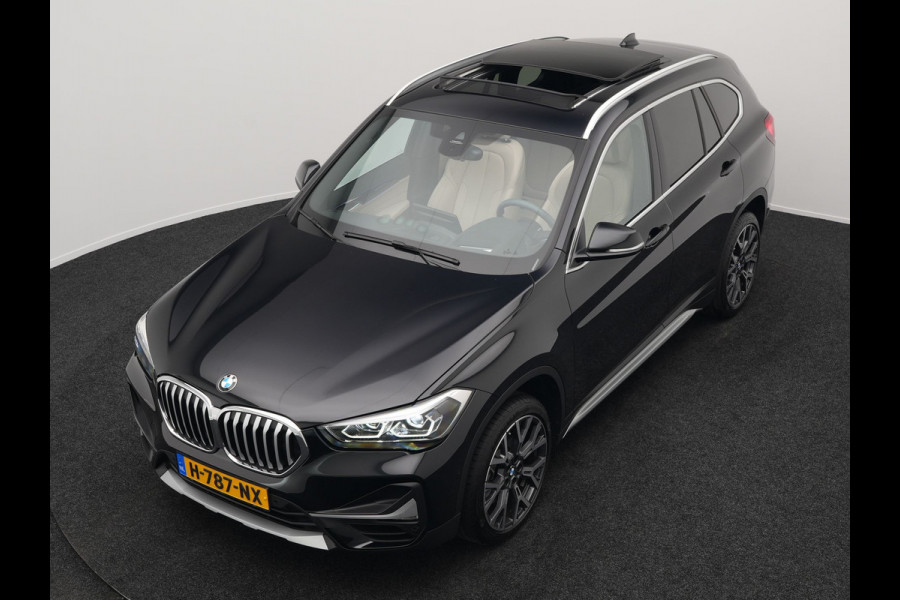 BMW X1 sDrive20i Sportline Automaat 192pk | Trekhaak Afneembaar | Panodak | Head Up | Lederen Sportstoelen Verwarmd | Navigatie | Camera | Sfeerverlichting | Virtual  | DAB |