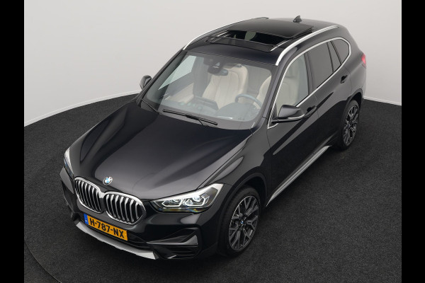BMW X1 sDrive20i Sportline Automaat 192pk | Trekhaak Afneembaar | Panodak | Head Up | Lederen Sportstoelen Verwarmd | Navigatie | Camera | Sfeerverlichting | Virtual  | DAB |
