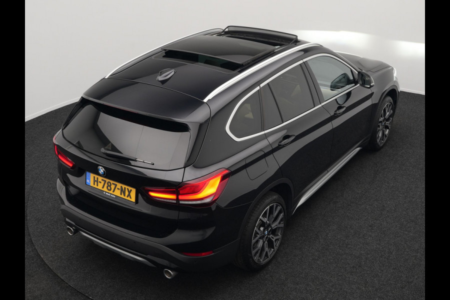 BMW X1 sDrive20i Sportline Automaat 192pk | Trekhaak Afneembaar | Panodak | Head Up | Lederen Sportstoelen Verwarmd | Navigatie | Camera | Sfeerverlichting | Virtual  | DAB |