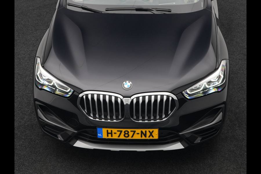 BMW X1 sDrive20i Sportline Automaat 192pk | Trekhaak Afneembaar | Panodak | Head Up | Lederen Sportstoelen Verwarmd | Navigatie | Camera | Sfeerverlichting | Virtual  | DAB |
