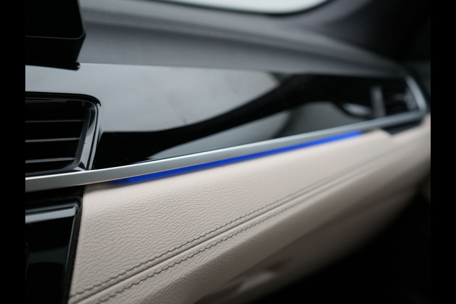 BMW X1 sDrive20i Sportline Automaat 192pk | Trekhaak Afneembaar | Panodak | Head Up | Lederen Sportstoelen Verwarmd | Navigatie | Camera | Sfeerverlichting | Virtual  | DAB |