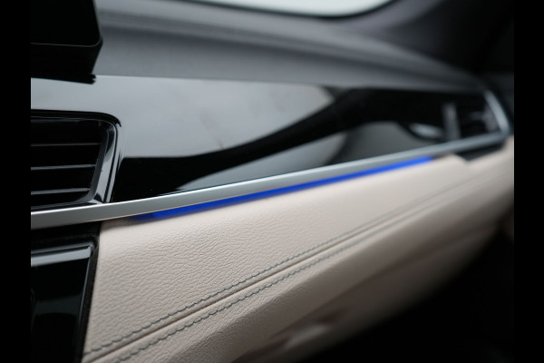 BMW X1 sDrive20i Sportline Automaat 192pk | Trekhaak Afneembaar | Panodak | Head Up | Lederen Sportstoelen Verwarmd | Navigatie | Camera | Sfeerverlichting | Virtual  | DAB |