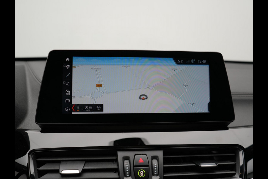 BMW X1 sDrive20i Sportline Automaat 192pk | Trekhaak Afneembaar | Panodak | Head Up | Lederen Sportstoelen Verwarmd | Navigatie | Camera | Sfeerverlichting | Virtual  | DAB |