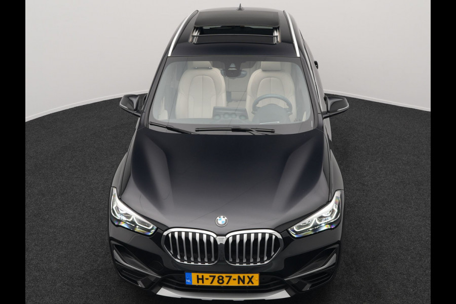 BMW X1 sDrive20i Sportline Automaat 192pk | Trekhaak Afneembaar | Panodak | Head Up | Lederen Sportstoelen Verwarmd | Navigatie | Camera | Sfeerverlichting | Virtual  | DAB |