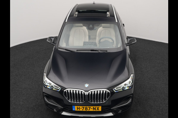 BMW X1 sDrive20i Sportline Automaat 192pk | Trekhaak Afneembaar | Panodak | Head Up | Lederen Sportstoelen Verwarmd | Navigatie | Camera | Sfeerverlichting | Virtual  | DAB |