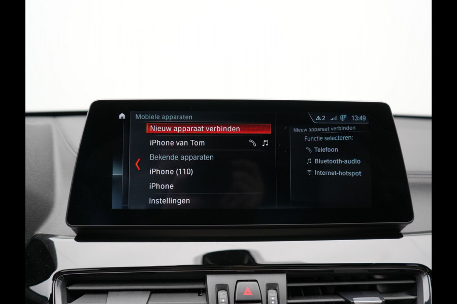BMW X1 sDrive20i Sportline Automaat 192pk | Trekhaak Afneembaar | Panodak | Head Up | Lederen Sportstoelen Verwarmd | Navigatie | Camera | Sfeerverlichting | Virtual  | DAB |