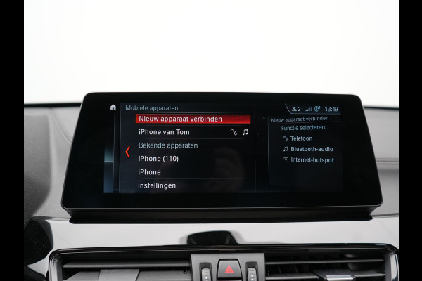BMW X1 sDrive20i Sportline Automaat 192pk | Trekhaak Afneembaar | Panodak | Head Up | Lederen Sportstoelen Verwarmd | Navigatie | Camera | Sfeerverlichting | Virtual  | DAB |