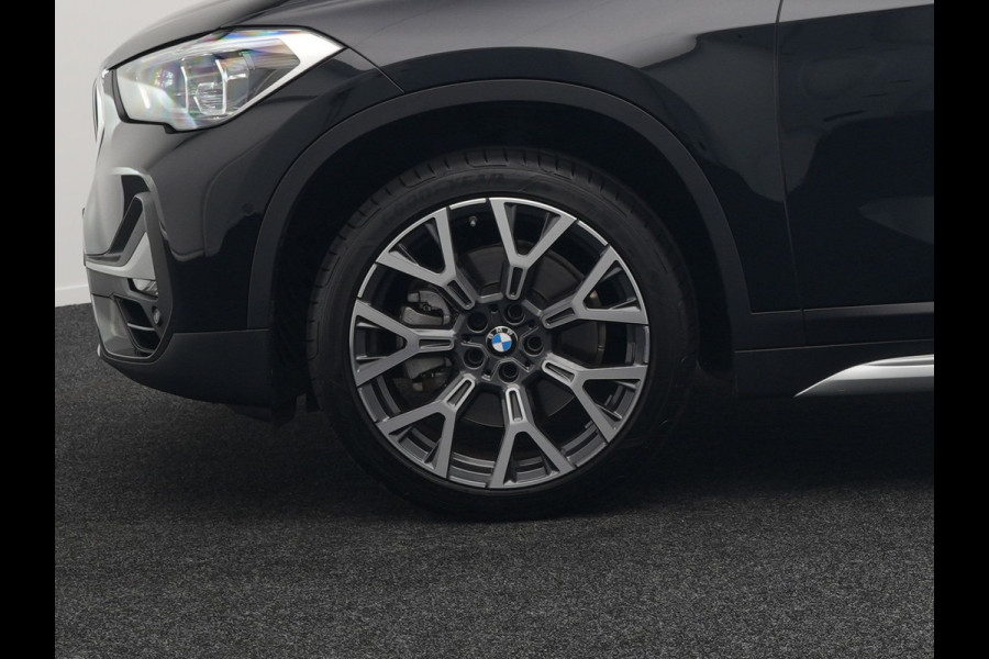 BMW X1 sDrive20i Sportline Automaat 192pk | Trekhaak Afneembaar | Panodak | Head Up | Lederen Sportstoelen Verwarmd | Navigatie | Camera | Sfeerverlichting | Virtual  | DAB |