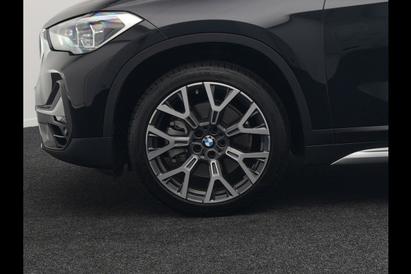 BMW X1 sDrive20i Sportline Automaat 192pk | Trekhaak Afneembaar | Panodak | Head Up | Lederen Sportstoelen Verwarmd | Navigatie | Camera | Sfeerverlichting | Virtual  | DAB |
