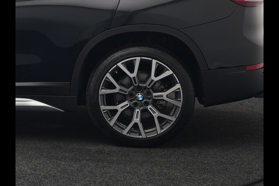 BMW X1 sDrive20i Sportline Automaat 192pk | Trekhaak Afneembaar | Panodak | Head Up | Lederen Sportstoelen Verwarmd | Navigatie | Camera | Sfeerverlichting | Virtual  | DAB |