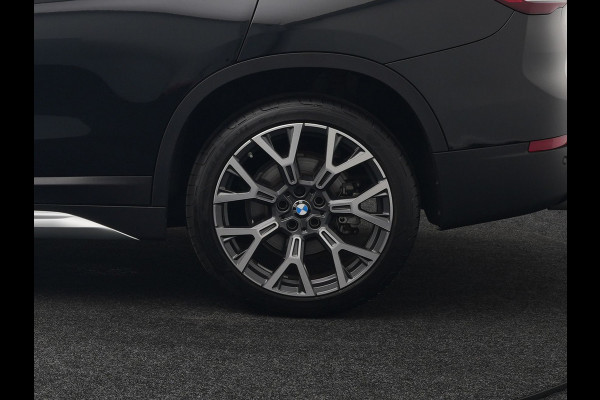BMW X1 sDrive20i Sportline Automaat 192pk | Trekhaak Afneembaar | Panodak | Head Up | Lederen Sportstoelen Verwarmd | Navigatie | Camera | Sfeerverlichting | Virtual  | DAB |