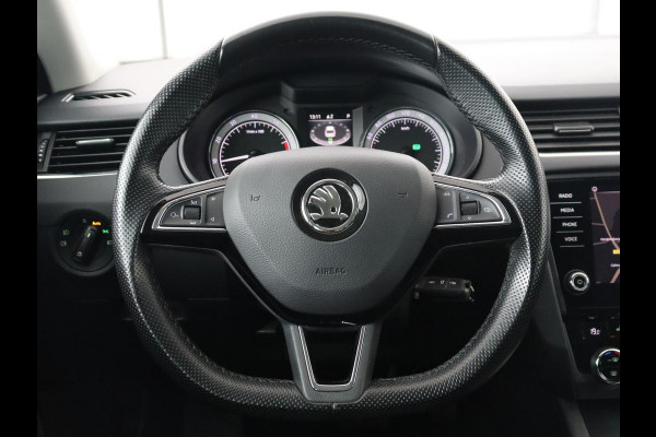 Škoda Octavia 1.0 TSI Ambition | Trekhaak | Stoelverwarming | Carplay | Full LED | Half leder | Navigatie | Sportstuur | Parkeerhulp | Climate control | Cruise control | DAB