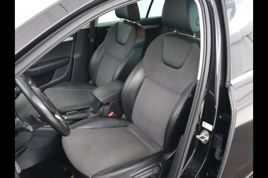 Škoda Octavia 1.0 TSI Ambition | Trekhaak | Stoelverwarming | Carplay | Full LED | Half leder | Navigatie | Sportstuur | Parkeerhulp | Climate control | Cruise control | DAB