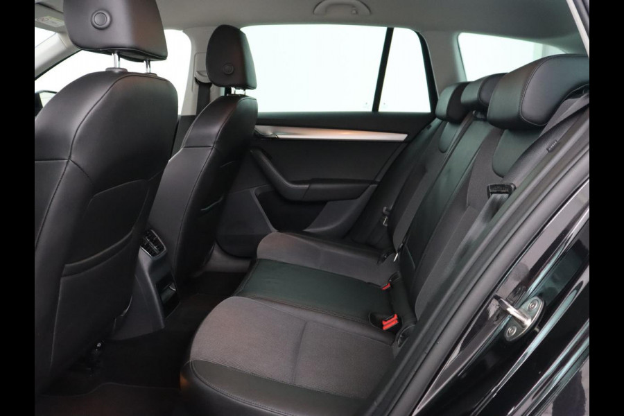 Škoda Octavia 1.0 TSI Ambition | Trekhaak | Stoelverwarming | Carplay | Full LED | Half leder | Navigatie | Sportstuur | Parkeerhulp | Climate control | Cruise control | DAB