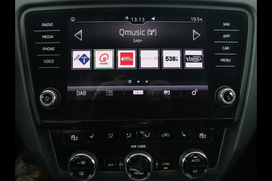 Škoda Octavia 1.0 TSI Ambition | Trekhaak | Stoelverwarming | Carplay | Full LED | Half leder | Navigatie | Sportstuur | Parkeerhulp | Climate control | Cruise control | DAB