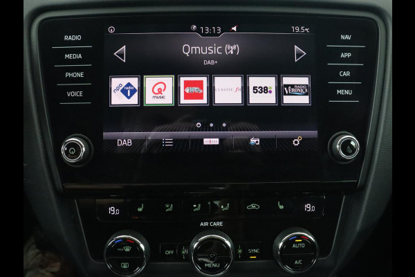 Škoda Octavia 1.0 TSI Ambition | Trekhaak | Stoelverwarming | Carplay | Full LED | Half leder | Navigatie | Sportstuur | Parkeerhulp | Climate control | Cruise control | DAB