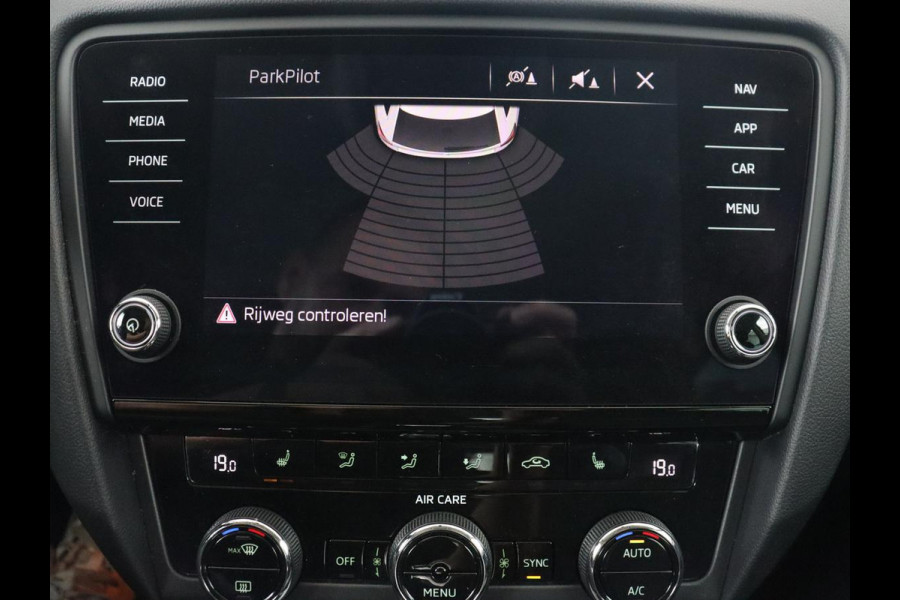 Škoda Octavia 1.0 TSI Ambition | Trekhaak | Stoelverwarming | Carplay | Full LED | Half leder | Navigatie | Sportstuur | Parkeerhulp | Climate control | Cruise control | DAB