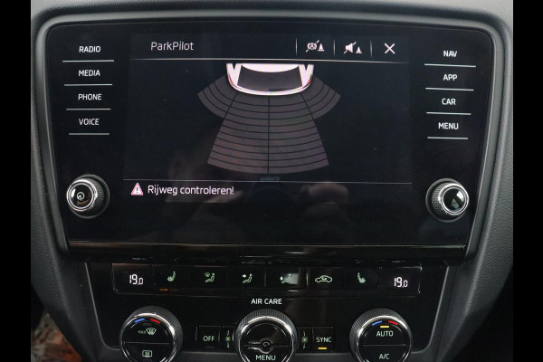 Škoda Octavia 1.0 TSI Ambition | Trekhaak | Stoelverwarming | Carplay | Full LED | Half leder | Navigatie | Sportstuur | Parkeerhulp | Climate control | Cruise control | DAB