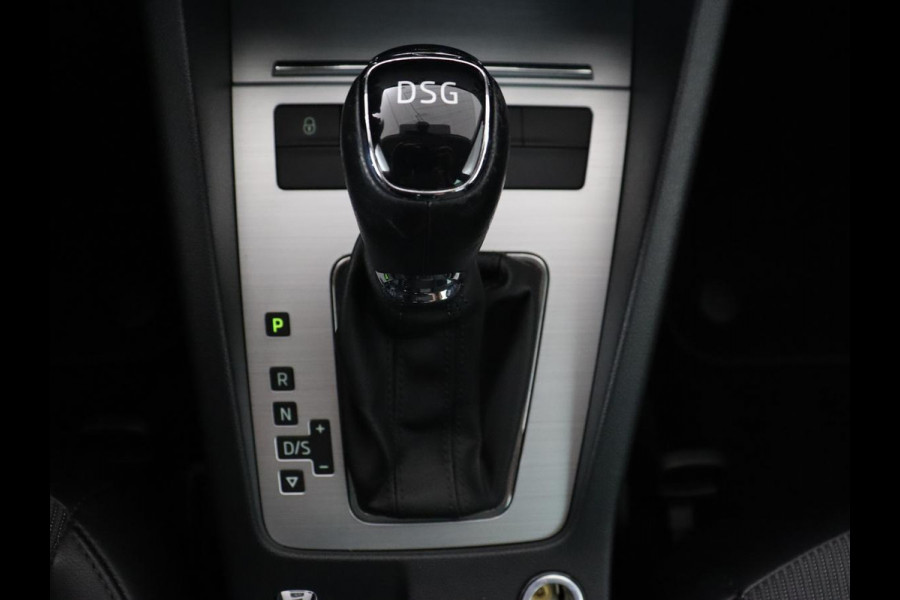Škoda Octavia 1.0 TSI Ambition | Trekhaak | Stoelverwarming | Carplay | Full LED | Half leder | Navigatie | Sportstuur | Parkeerhulp | Climate control | Cruise control | DAB