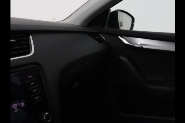 Škoda Octavia 1.0 TSI Ambition | Trekhaak | Stoelverwarming | Carplay | Full LED | Half leder | Navigatie | Sportstuur | Parkeerhulp | Climate control | Cruise control | DAB