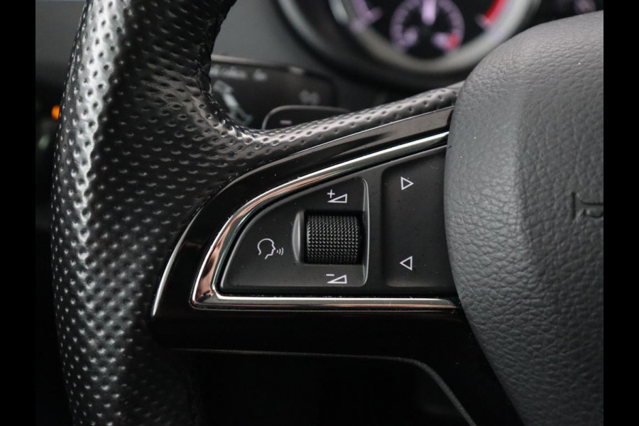 Škoda Octavia 1.0 TSI Ambition | Trekhaak | Stoelverwarming | Carplay | Full LED | Half leder | Navigatie | Sportstuur | Parkeerhulp | Climate control | Cruise control | DAB