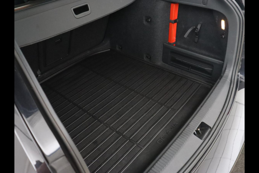 Škoda Octavia 1.0 TSI Ambition | Trekhaak | Stoelverwarming | Carplay | Full LED | Half leder | Navigatie | Sportstuur | Parkeerhulp | Climate control | Cruise control | DAB