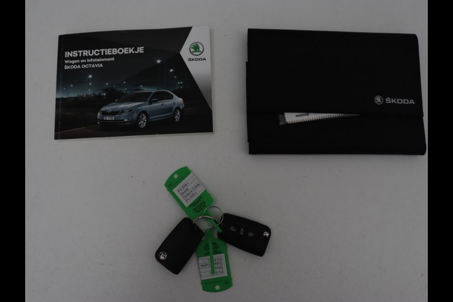 Škoda Octavia 1.0 TSI Ambition | Trekhaak | Stoelverwarming | Carplay | Full LED | Half leder | Navigatie | Sportstuur | Parkeerhulp | Climate control | Cruise control | DAB