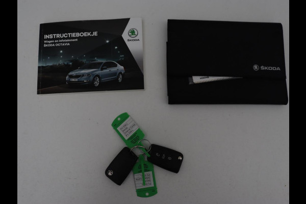 Škoda Octavia 1.0 TSI Ambition | Trekhaak | Stoelverwarming | Carplay | Full LED | Half leder | Navigatie | Sportstuur | Parkeerhulp | Climate control | Cruise control | DAB