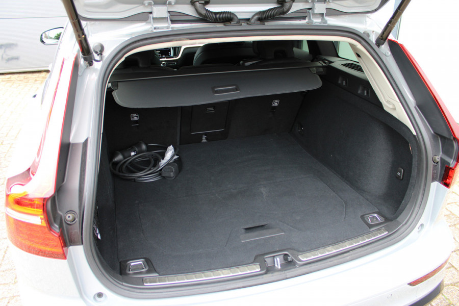 Volvo V60 2.0 T6 Plug-in hybrid AWD Plus Dark | Panoramadak | Trekhaak | H/K | 360 Camera