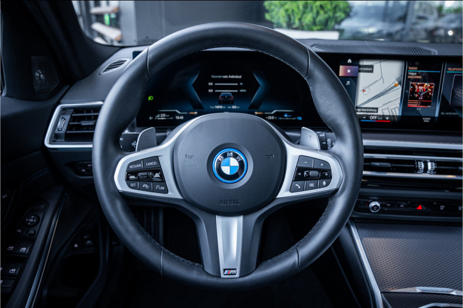 BMW 3 Serie Touring 330e xDrive - M Sport | Panorama | H&K | Memory | 360 Camera | HUD