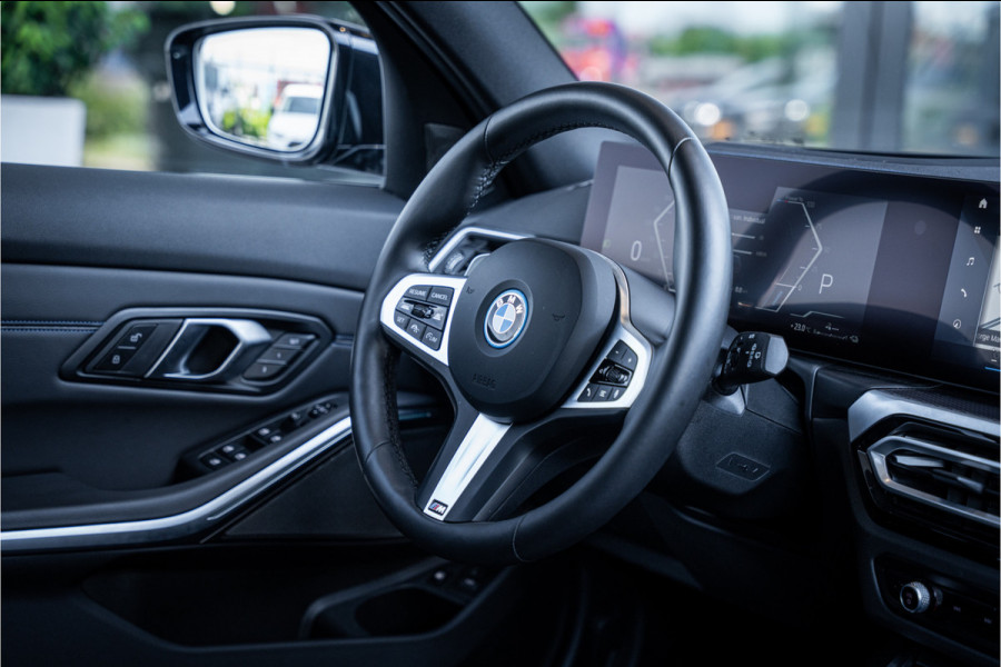 BMW 3 Serie Touring 330e xDrive - M Sport | Panorama | H&K | Memory | 360 Camera | HUD