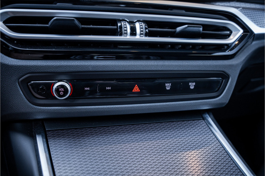 BMW 3 Serie Touring 330e xDrive - M Sport | Panorama | H&K | Memory | 360 Camera | HUD