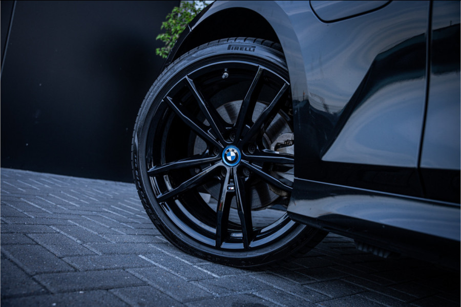BMW 3 Serie Touring 330e xDrive - M Sport | Panorama | H&K | Memory | 360 Camera | HUD