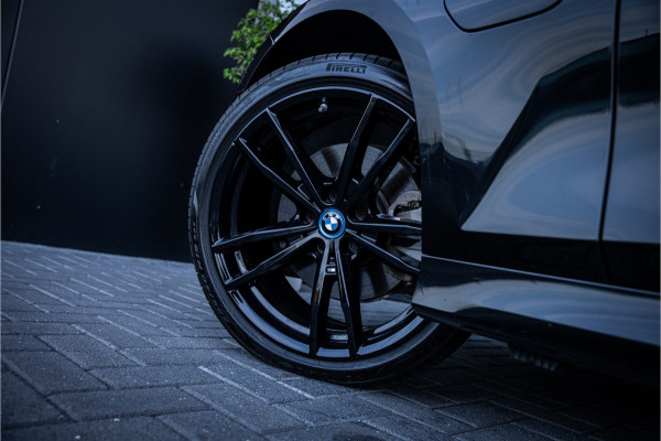 BMW 3 Serie Touring 330e xDrive - M Sport | Panorama | H&K | Memory | 360 Camera | HUD