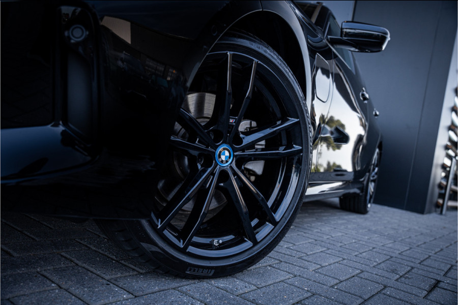 BMW 3 Serie Touring 330e xDrive - M Sport | Panorama | H&K | Memory | 360 Camera | HUD