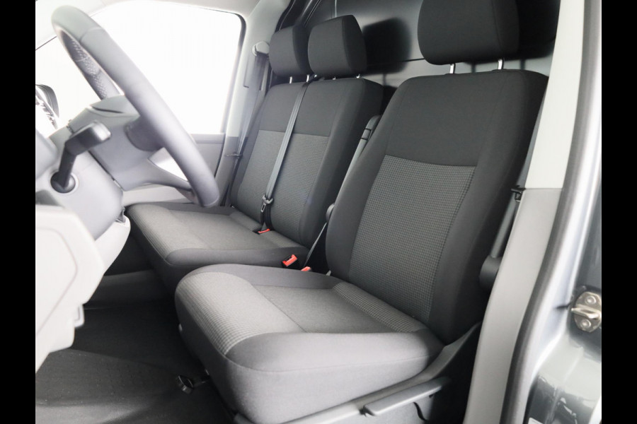 Volkswagen Transporter 2.0 TDI L2H1 28 Comfortline 150 pk Automaat | Verlengde garantie | Navigatie via App | Parkeersensoren achter | Cruise control | LED koplampen |