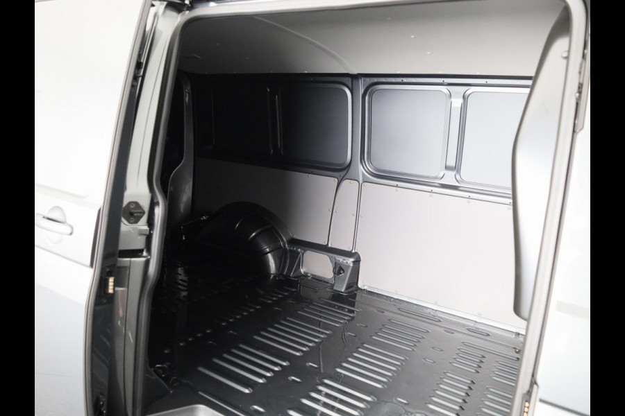 Volkswagen Transporter 2.0 TDI L2H1 28 Comfortline 150 pk Automaat | Verlengde garantie | Navigatie via App | Parkeersensoren achter | Cruise control | LED koplampen |