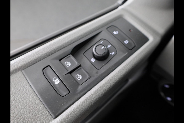 Volkswagen Transporter 2.0 TDI L2H1 28 Comfortline 150 pk Automaat | Verlengde garantie | Navigatie via App | Parkeersensoren achter | Cruise control | LED koplampen |