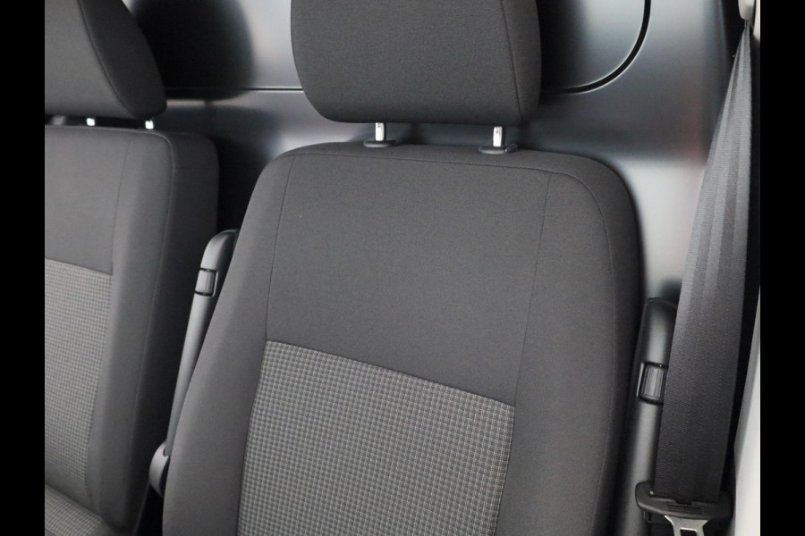 Volkswagen Transporter 2.0 TDI L2H1 28 Comfortline 150 pk Automaat | Verlengde garantie | Navigatie via App | Parkeersensoren achter | Cruise control | LED koplampen |