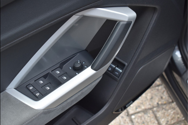 Audi Q3 45 TFSI e S-Line 245 Pk Black Ed Pano Carbon Sonos Leder/Alcantara 19 Inch