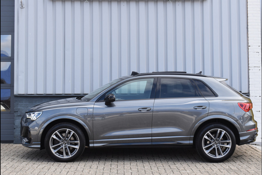 Audi Q3 45 TFSI e S-Line 245 Pk Black Ed Pano Carbon Sonos Leder/Alcantara 19 Inch
