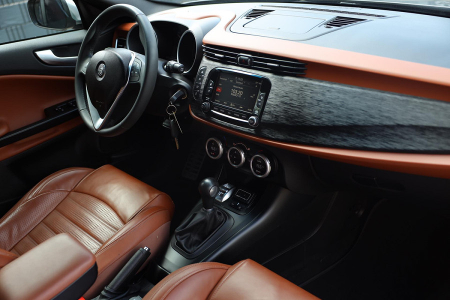 Alfa Romeo Giulietta 1.4 Turbo QV Line / 170 PK / AUT / Cognac Leder / Navi / Ecc / Cruise Control / Led / Pdc / 18 Inc