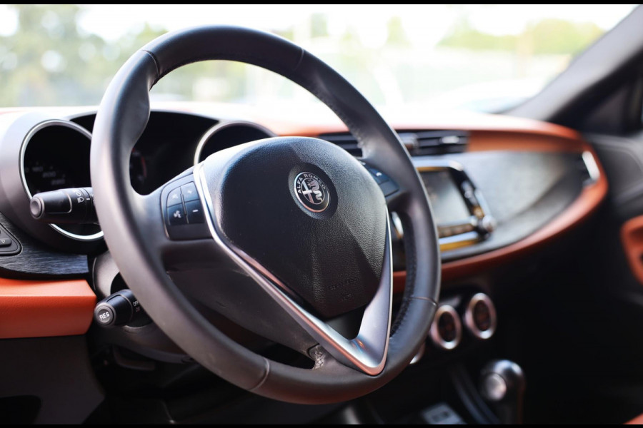 Alfa Romeo Giulietta 1.4 Turbo QV Line / 170 PK / AUT / Cognac Leder / Navi / Ecc / Cruise Control / Led / Pdc / 18 Inc