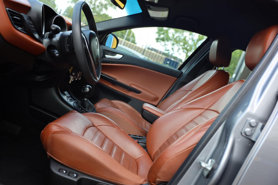 Alfa Romeo Giulietta 1.4 Turbo QV Line / 170 PK / AUT / Cognac Leder / Navi / Ecc / Cruise Control / Led / Pdc / 18 Inc