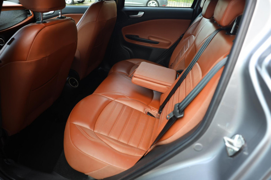 Alfa Romeo Giulietta 1.4 Turbo QV Line / 170 PK / AUT / Cognac Leder / Navi / Ecc / Cruise Control / Led / Pdc / 18 Inc