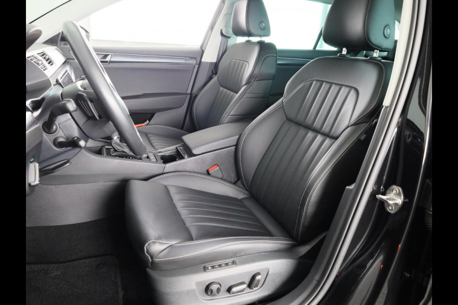 Škoda Superb Combi 1.5 TSI ACT Sportline Business 150 pk Automaat (DSG) | Private lease vanaf 699,-- | Verlengde garantie | Navigatie | Panoramadak | Elektr. trekhaak | Parkeersensoren | Achteruitrijcamera |